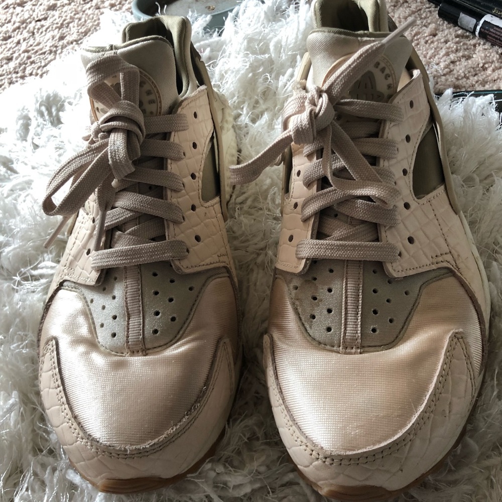 Beige Nike Huarache